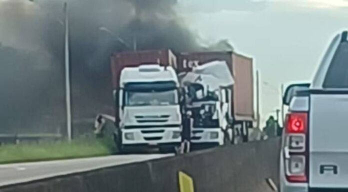 VIDEO Carreta pega fogo após batida e interdita BR-101 em Barra Velha
