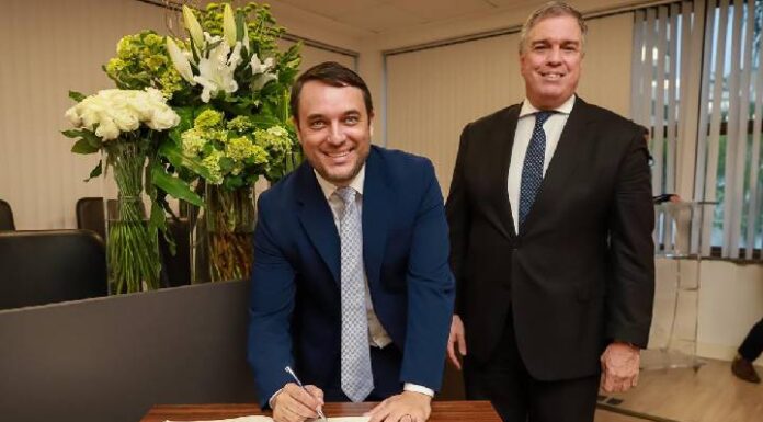 Juliano Mandelli assume o cargo da OAB de SC