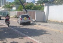 Motorista perde o controle da direção e bate o carro contra um poste na Beira Mar de Piçarras
