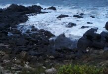Embarcação naufraga com três tripulantes na praia Central de Barra Velha