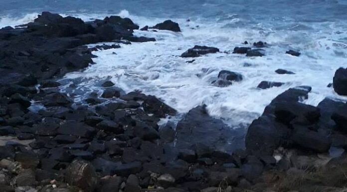 Embarcação naufraga com três tripulantes na praia Central de Barra Velha