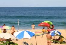 Mulher é impedida de ficar pelada na praia do Pinho