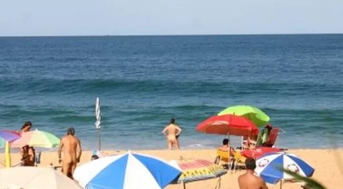 Mulher é impedida de ficar pelada na praia do Pinho