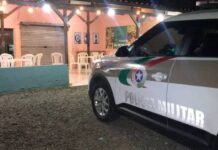 Atirador chega de bicicleta ao bar, mata um e fere dois em Joinville