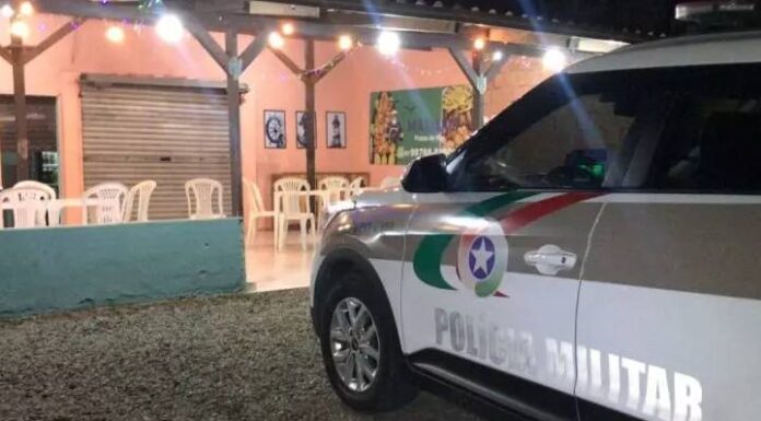 Atirador chega de bicicleta ao bar, mata um e fere dois em Joinville