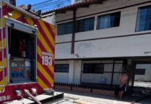 VIDEO Bombeiros controlam incêndio em sobrado na Avenida Getúlio Vargas em Piçarras