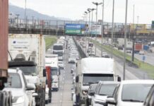 Motoristas já enfrentam filas quilométricas na volta para casa neste domingo