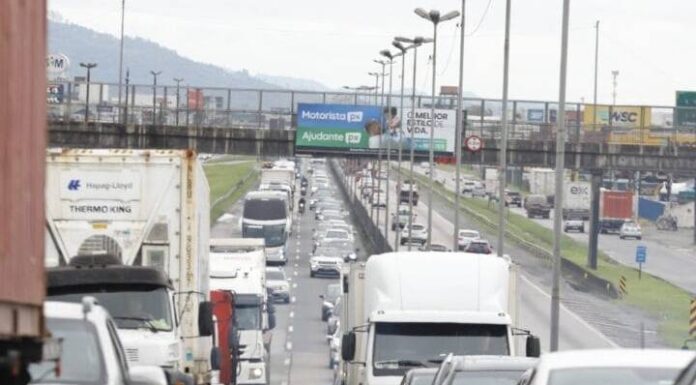 Motoristas já enfrentam filas quilométricas na volta para casa neste domingo