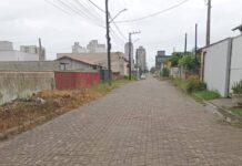 Dona de terreno no Itacolomi, em Piçarras, compra poste e continua sem energia elétrica