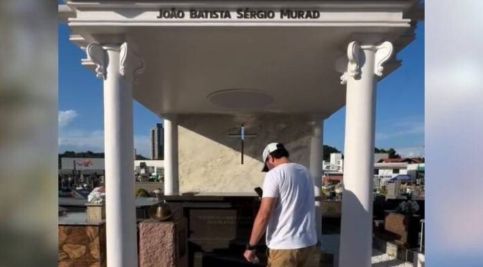 VÍDEO Influenciador das catacumbas ‘estala chicote’ na sepultura do Beto Carrero