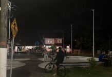 Crianças brincam em meio à escuridão na praça do Bairro Itacolomi, em Piçarras