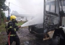 Caminhão pega fogo no Posto Delta em Balneário Piçarras