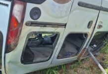 Mulher fica ferida após capotar o carro em Navegantes