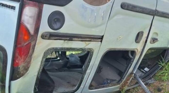 Mulher fica ferida após capotar o carro em Navegantes