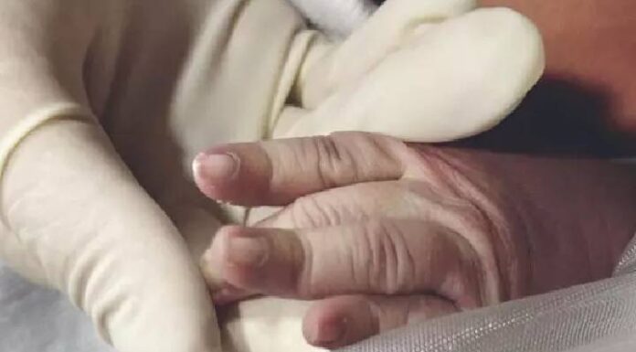 De passagem por Itajaí, bombeiros de Ilhota salvam recém-nascido de 2 dias engasgado