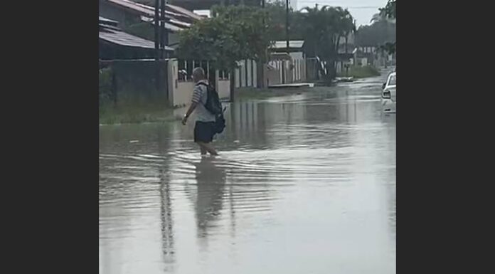 Chuva deixa Rua Luiz Lopes Gonzaga alagada e moradores isolados