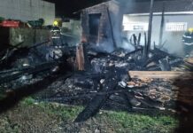 VIDEO Casa é destruída pelo fogo neste domingo em Balneário Piçarras