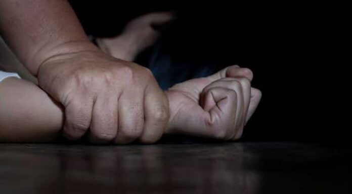 Mulher é sequestrada, estuprada e obrigada a passar senhas bancárias a criminosos em SC