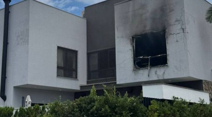 Homem mata uma pessoa, fere outra e incendeia residência em BC