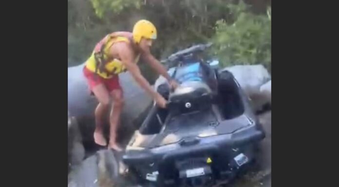 VIDEO Mulher é resgatada por guarda vidas no costão do Caixa d´aço