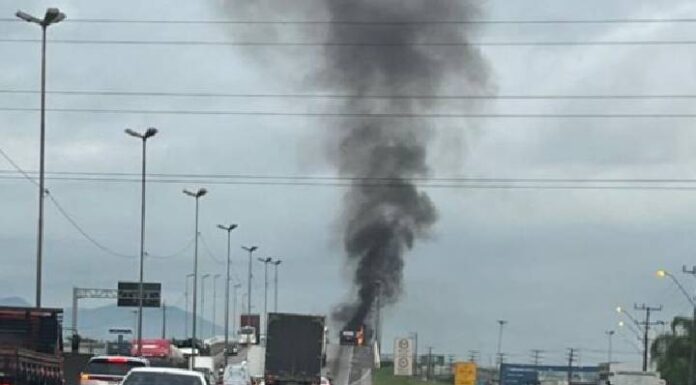 Carreta pega fogo e trava trânsito na BR-101, em Itajaí