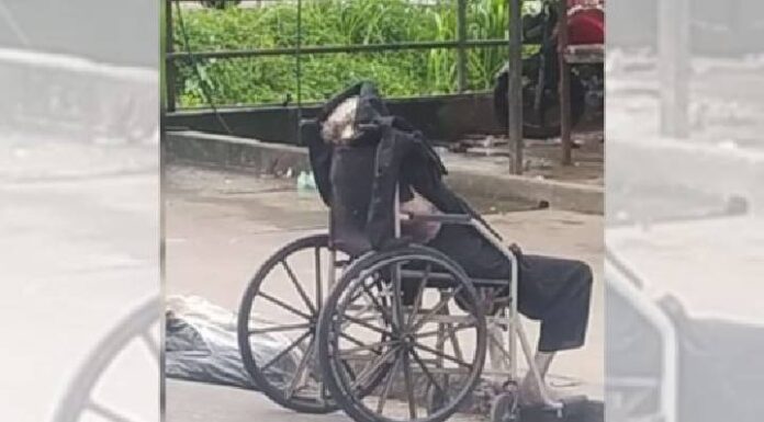 VÍDEO Homem é flagrado andando com cadáver da mãe em cadeira de rodas