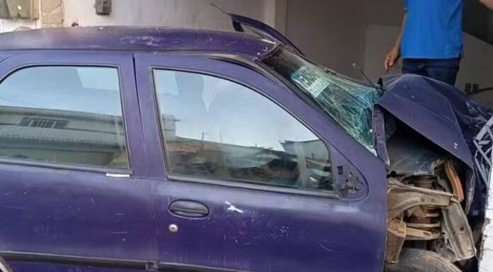 VIDEO Carro desgovernado atropela homem na calçada e derruba portão da casa