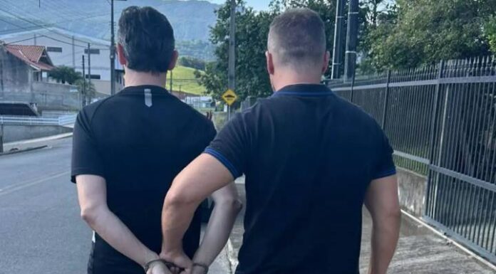 Professor é preso por beijar aluna de 12 anos em SC