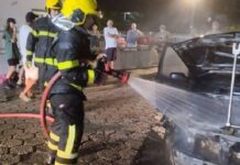 Carro com mãe e dois filhos pega fogo no centro de Navegantes