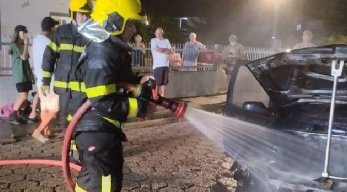 Carro com mãe e dois filhos pega fogo no centro de Navegantes