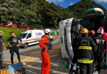 VIDEO Ônibus que vinha para o Beto Carrero tomba na SC-418 em Joinville e deixa 47 pessoas feridas
