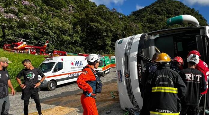 VIDEO Ônibus que vinha para o Beto Carrero tomba na SC-418 em Joinville e deixa 47 pessoas feridas