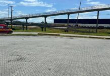 Ciclista sobrevive após cair de passarela de 7 metros de altura na BR-101 em SC