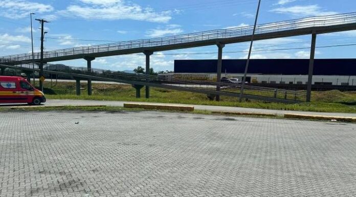Ciclista sobrevive após cair de passarela de 7 metros de altura na BR-101 em SC
