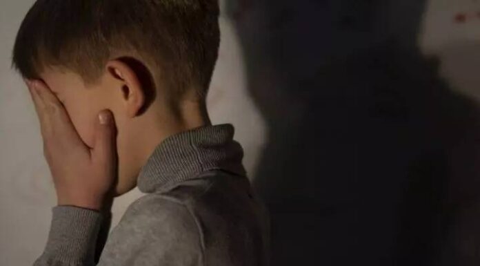 Socos e chineladas: adolescentes agridem criança autista em abrigo de Itajaí