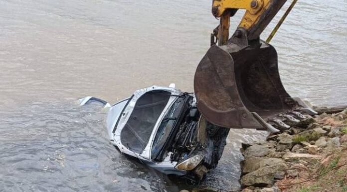 Carro cai em rio e motorista morre afogado em Araquari