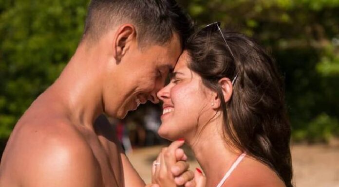 COISA RARA Noiva é surpreendida com pedido de casamento na praia da Paciência, em Penha