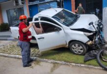 Motorista perde o controle da direção, invade a calçada e bate contra bicicletas e poste