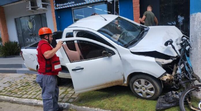 Motorista perde o controle da direção, invade a calçada e bate contra bicicletas e poste