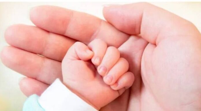 Bebê de um ano é encontrada desmaiada após ser deixada sozinha pela mãe em casa em Navegantes