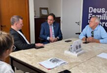 Carlos Umberto recebe o vereador Calinho de Gaspar e anuncia emendas para saúde, infraestrutura e turismo