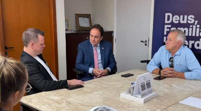 Carlos Umberto recebe o vereador Calinho de Gaspar e anuncia emendas para saúde, infraestrutura e turismo