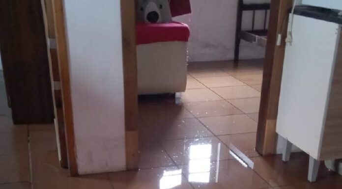Aterro sem fiscalização da prefeitura provoca alagamentos em imóvel no Bairro Santa Lídia