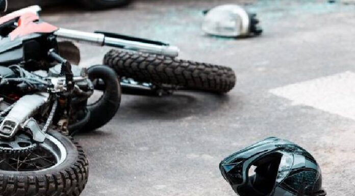 Motociclista é arremessado de moto em Penha