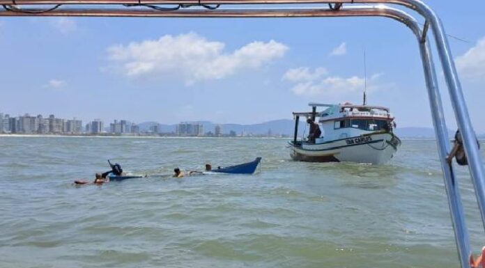 Barco afunda com dois tripulantes em Navegantes