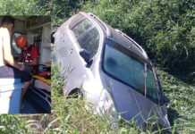 Carro sai da pista na rodovia Transbeto em Penha