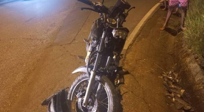 Motociclista fica gravemente ferido após acidente, em Penha