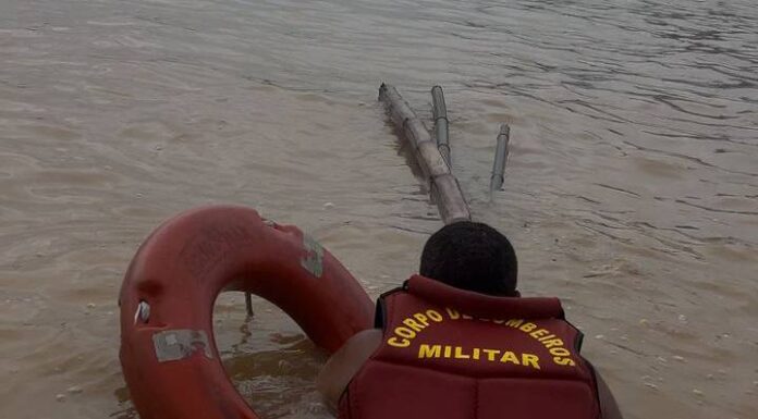 Homem é resgatado à deriva no Rio Itajaí-Açu, em Itajaí