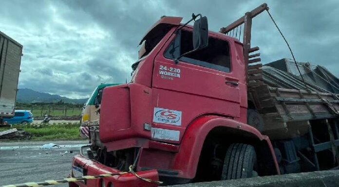 Acidente em Porto Belo deixa motorista preso às ferragens