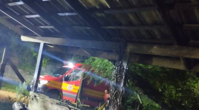 Bombeiros combatem incêndio no Bairro Itinga em Barra Velha